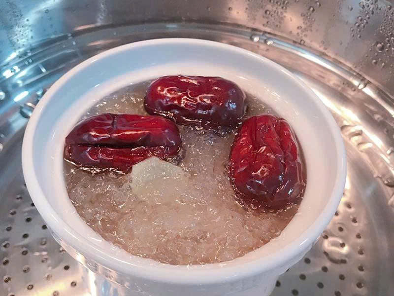 Chưng yến đường phèn táo đỏ bằng cách cho nguyên liệu vào thố sứ và chưng cách thủy 