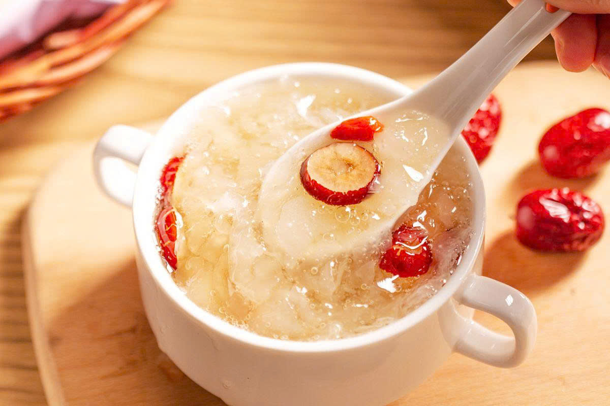 Thưởng thức yến chưng đường phèn táo đỏ 